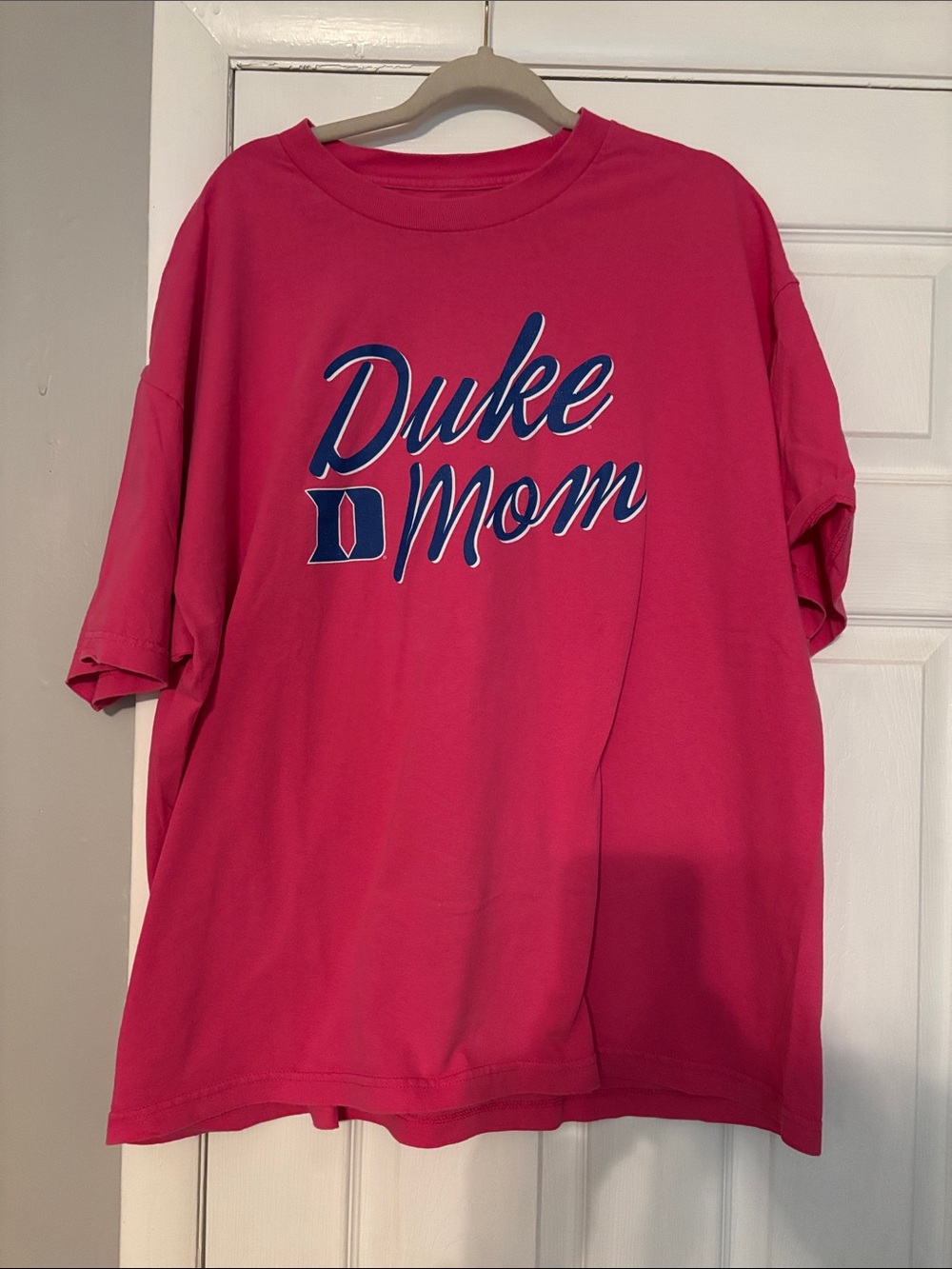 Duke Mom Short Sleeve Graphic Tee in Pink